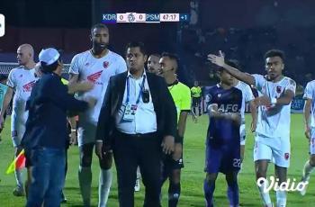 Viral Momen Panpel Masuk ke Lapangan saat Terjadi Protes di Laga Persik Kediri vs PSM Makassar