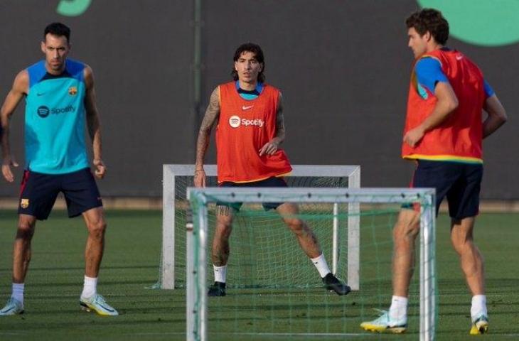 Hector Bellerin saat mengikuti sesi latihan Barcelona. (Twitter)