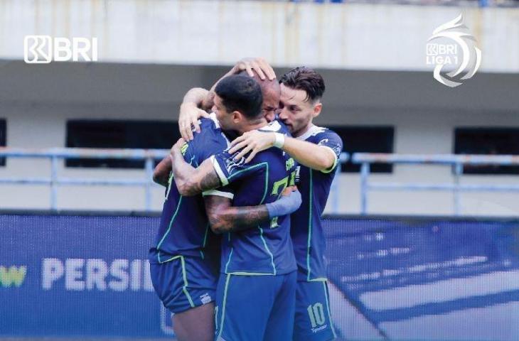 David da Silva berpelukan dengan Ciro Alves dan Marc Klok usai mencetak gol ke gawang RANS Nusantara FC. (Instagram/@liga1match)