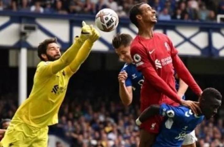 Kiper Liverpool Alisson Becker mematahkan peluang Everton dalam pertandingan Liga Inggris di Goodison Park, Sabtu (3/9/2022). [AFP]