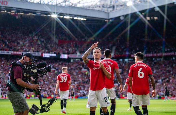 Selebrasi Antony usai cetak gol debut bersama Manchester United saat kalahkan Arsenal 3-1. (Twitter)