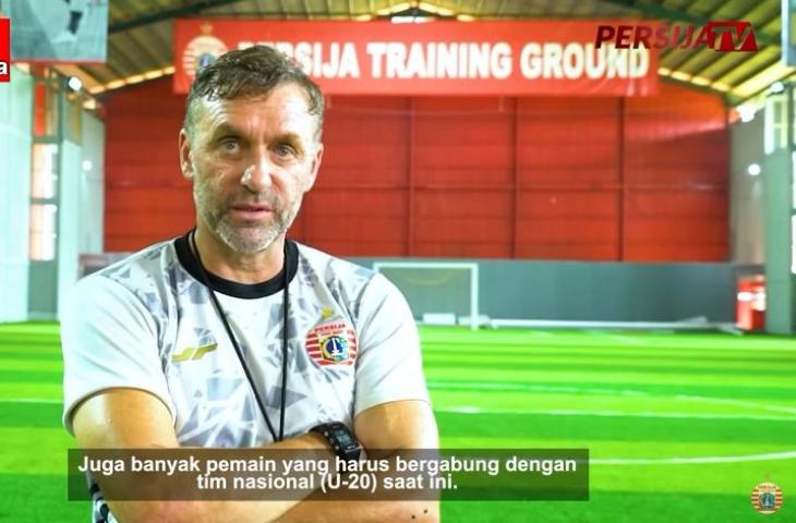 Thomas Doll mengatakan harus berpikir keras untuk menentukan posisi pemain karena banyak pemain mudanya dipanggil ke timnas Indonesia U-19. (YouTube/Persija Jakarta)