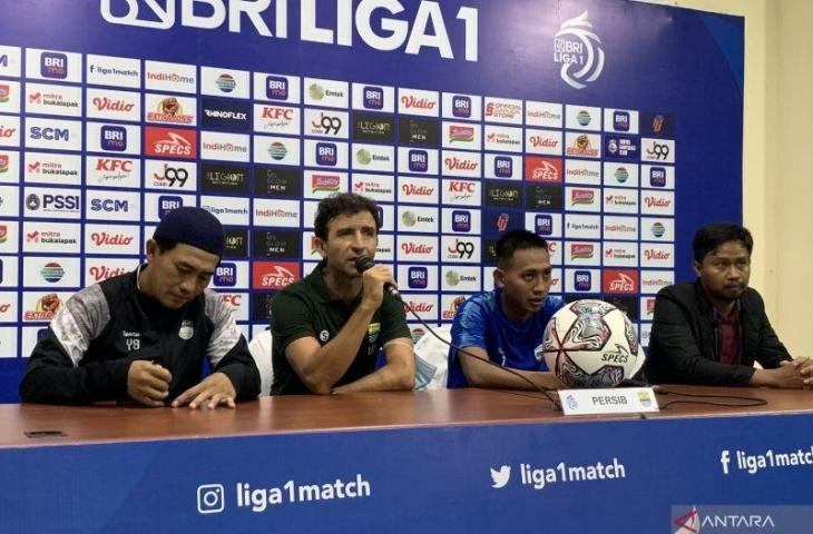 Pelatih Persib Bandung Luis Milla (kedua kiri) dan pemain Beckham Putra (kedua kanan) pada saat melakukan jumpa pers usai pertandingan di Stadion Kanjuruhan, Kabupaten Malang, Jawa Timur, Minggu (11/9/2022). (ANTARA/Vicki Febrianto)