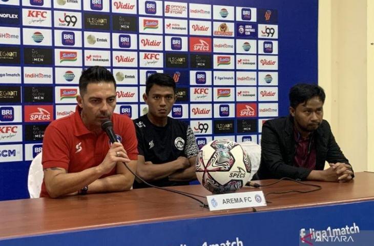 Pelatih Arema FC Javier Roca (kiri) saat memberikan keterangan kepada media seusai pertandingan di Stadion Kanjuruhan, Kabupaten Malang, Jawa Timur, Minggu (11/9/2022). ANTARA/Vicki Febrianto.