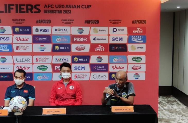 Pelatih Timor Leste U-19, Gopalkrishnan A S Ramasamy, saat memberikan keterangan pers jelang laga perdana melawan Timnas Indonesia U-19 di Kualifikasi Piala Asia U-20 2023. (www.mxkc.sbs/Arif Budi)