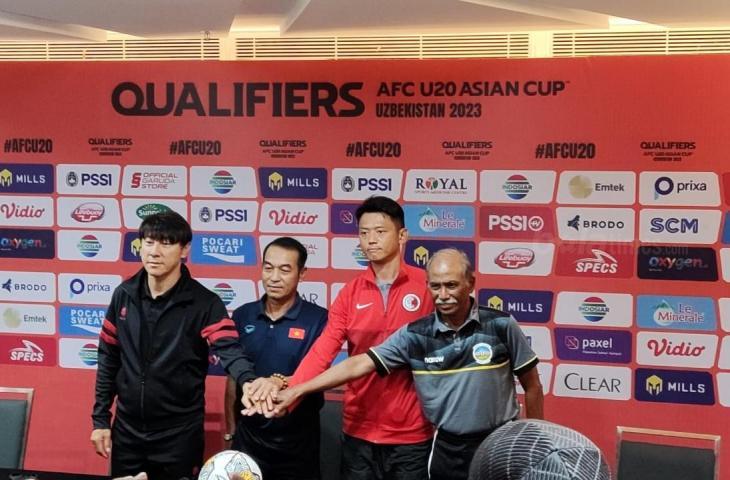 Pelatih Timnas U-19 Shin Tae-yong bersama tiga pelatih Grup F Kualifikasi Piala Asia U-20 2023 saat konferensi pers, Selasa (13/9/2022). (www.mxkc.sbs/Arif Budi S.)