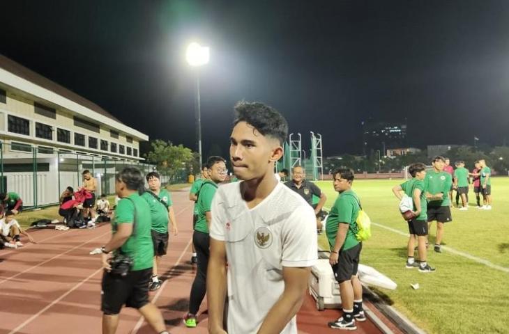 Marselino Ferdinan usai latihan bersama timnas Indonesia U-19 di Lapangan Thor, Surabaya jelang menghadapi Timor Leste dalam Kualifikasi Piala Asia U-20 2023. (Suara.com/Arif Budi)