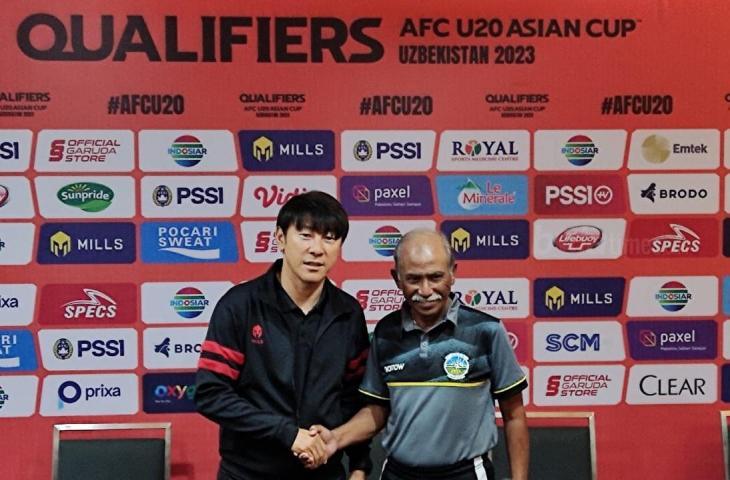 Pelatih Timnas Indonesia U-19 Shin Tae-yong dan pelatih Timor Leste U-19 Gopalkrishnan A S Ramasamy saat konpres jelang Kualifikasi Piala Asia U-20  2023. (www.mxkc.sbs/Arif Budi S)