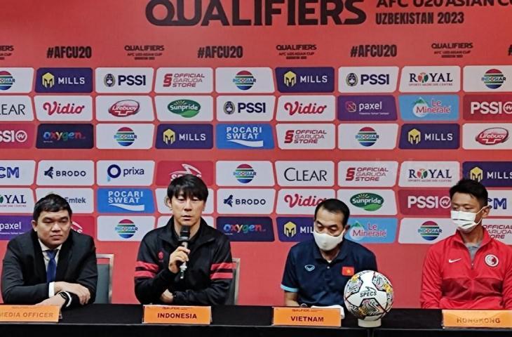 Pelatih empa tim Grup F Kualifikasi Piala Asia U-20 2023  dalam konferensi pers jelang turnamen, Selasa (13/9/2022). (www.mxkc.sbs/Arif Budi S)