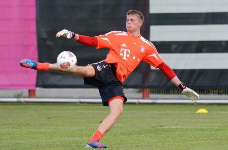 Lukas Raeder saat berseragam Bayern Munich. (Twitter)