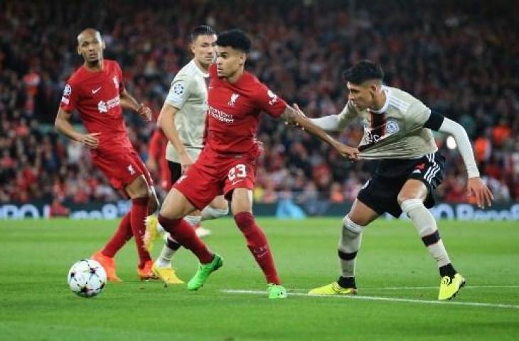 Aksi Luis Diaz dan Fabinho saat Liverpool kalahkan Ajax 2-1 di Liga Champions 2022/2023. (AFP)