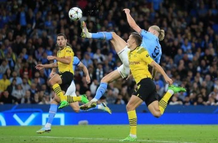 Momen Erling Haa;and cetak gol akrobatik ke gawang Borussia Dortmund di Liga Champions. (AFP)