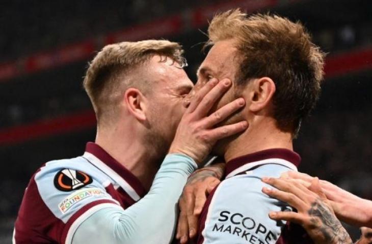 Arsip- Bek West Ham United Craig Dawson (kanan) merayakan golnya dalam pertandingan Liga Europa musim lalu antara Olympique Lyonnais dan West Ham United di Stadion Groupama di Decines-Charpieu dekat Lyon, Prancism  14 April 2022. ANTARA/AFP/JEFF PACHOUD.