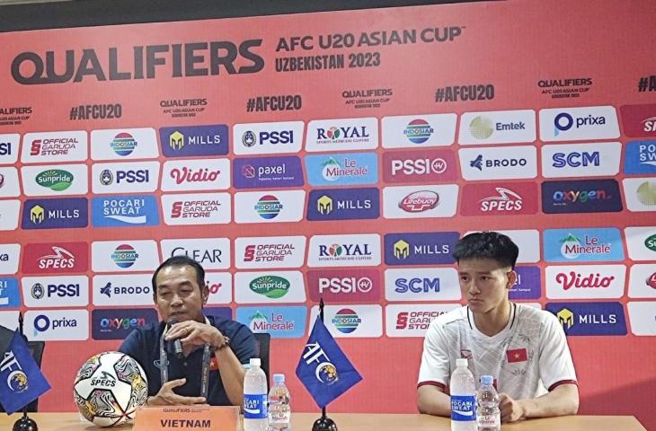 Pelatih Vitenam U-19, Dihn The Nam saat konferensi pers usai kalahkan Timor Leste 4-0. (www.mxkc.sbs/Arif Budi S)