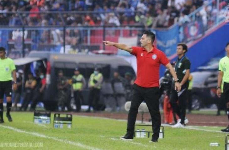 Pelatih Arema FC, Javier Roca memberi instruksi dari pinggir lapangan saat menjamu Persib Bandung di pekan ke-9 Liga 1, Minggu (11/9/2022). [Dok. Liga Indonesia Baru]