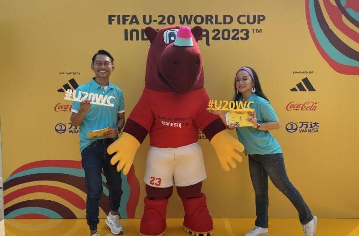 Karakter Badak Jawa bernama Bacuya diperkenalkan sebagai maskot resmi Piala Dunia U-20 2023 di Kawasan Monumen Nasional, Jakarta, Minggu (18/9/2022). (ANTARA/Shofi Ayudiana)