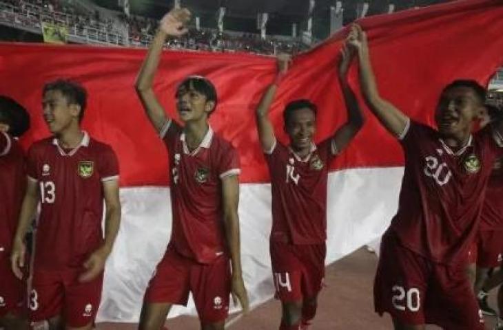 Sejumlah pesepak bola Indonesia melakukan selebrasi usai menang melawan tim Vietnam pada pertandingan babak kualifikasi Piala Asia U-20 2023 Grup F di Stadion Gelora Bung Tomo, Surabaya, Jawa Timur, Minggu (18/9/2022). [ANTARA FOTO/Moch Asim/nz]