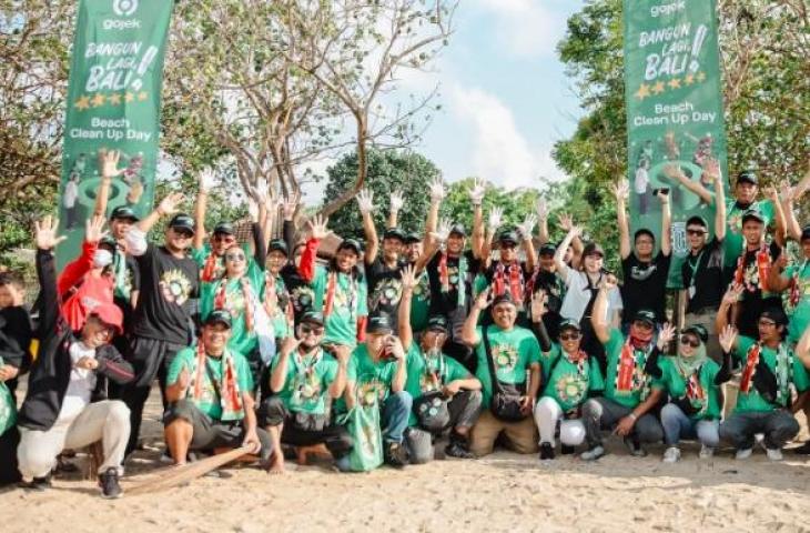 Pemain Bali United bersih-bersih pantai di jeda kompetisi Liga 1 2022. (Instagram/baliunitedfc)