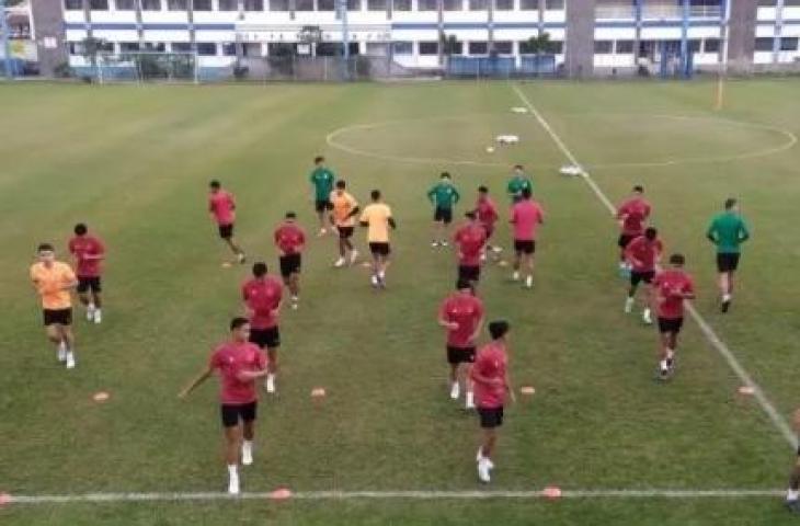 Para pemain Timnas Indonesia menjalani latihan di Lapangan Sidolig, Bandung, Jawa Barat, Senin (19/9/2022). (ANTARA/Bagus Ahmad Rizaldi)