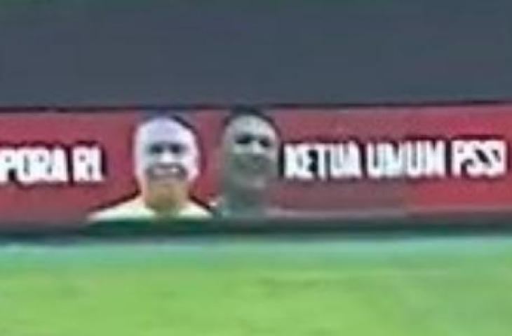 Adboard Menpora dan Ketum PSSI di laga Timnas Indonesia vs Curacao, Minggu (25/9/2022). (Twitter/@SiaranBolaLive)