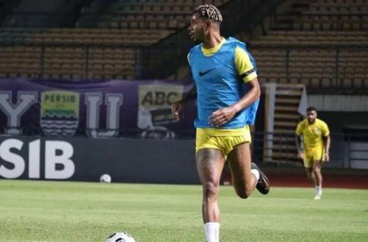 Pemain Curacao, Juninho Bacuna tampak berlatih di Stadion GBLA (Instagram/jbacuna07)