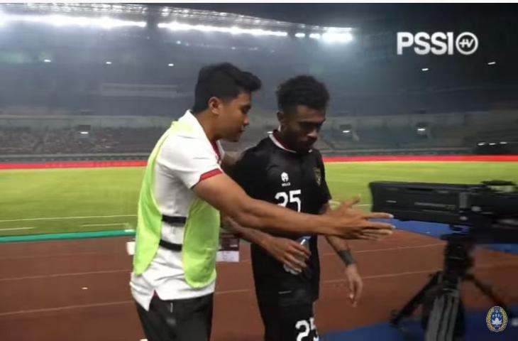 Momen Asnawi Mangkualam memberikan instruksi ke rekan setimnya, Yakob Sayuri di jeda babak pertama timnas Indonesia vs Curacao. (YouTube/PSSI TV)