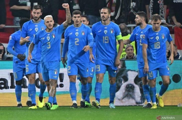 Bek timnas Italia Federico Dimarco (ketiga kiri) melakukan selebrasi dengan rekan setimnya usai mencetak gol ke gawang Hongaria dalam pertandingan UEFA Nations League pada 27 September 2022. ANTARA/AFP/ATTILA KISBENEDEK