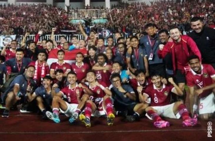 Para pemain dan ofisial Timnas Indonesia merayakan kemenangan atas Curacao dalam laga persahabatan FIFA Matchday di Stadion Pakansari, Cibinong, Bogor, Selasa (27/9/2022) malam WIB. [PSSI]