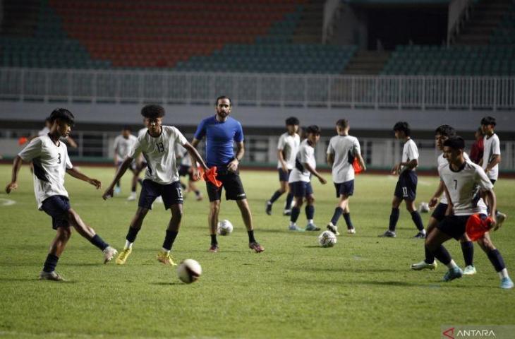 Sejumlah pesepak bola Timnas Guam U-16 melakukan sesi latihan di Stadion Pakansari, Kabupaten Bogor, Jawa Barat, Jumat (30/9/2022). ANTARA FOTO/Yulius Satria Wijaya/nz.