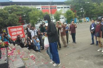 Berduka atas Tragedi Kerusuhan, Aremania Gelar Tabur Bunga di Stadion Kanjuruhan