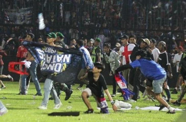 Suporter Arema FC memasuki lapangan setelah tim yang didukungnya kalah dari Persebaya Surabaya dalam pertandingan Liga 1 2022 di Stadion Kanjuruhan, Malang, Sabtu (1/10/2022). (ANTARA FOTO/Ari Bowo Sucipto/tom)