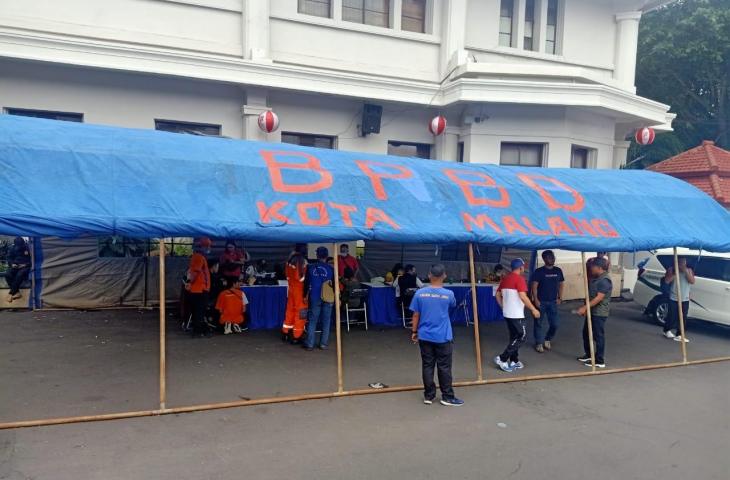 Suasana crisis center tragedi Kanjuruhan, di Balai Kota Malang. [Aziz Ramadani]