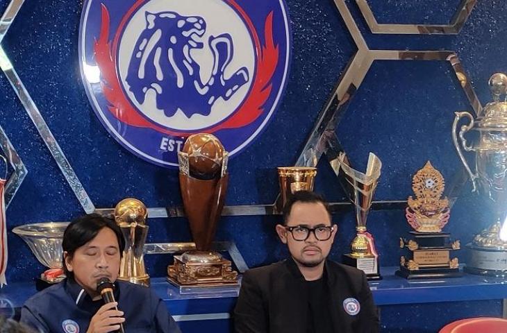 Presiden Arema FC, Gilang Widya Permana saat konferensi pers tragedi Kanjuruhan, Senin (3/10/2022). (www.mxkc.sbs/Arif Budi)