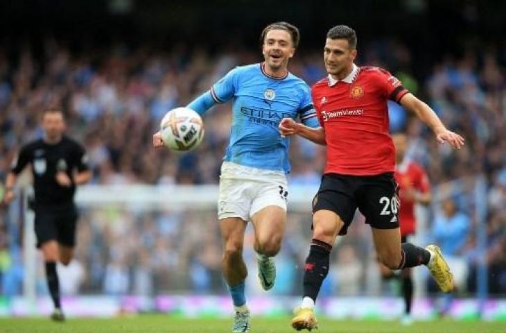 Potret pemain Manchester City, Jack Grealish dan bek Manchester United, Diogo Dalot mengenakan ban warna hitam bentuk belasungkawa tragedi Kanjuruhan. (AFP)