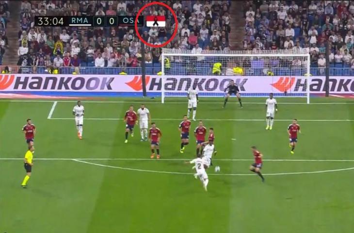 Bendera Indonesia dan pita hitam terlihat di papan skor pertandingan Real Madrid vs Osasuna (Twitter/PetapaGenit800)