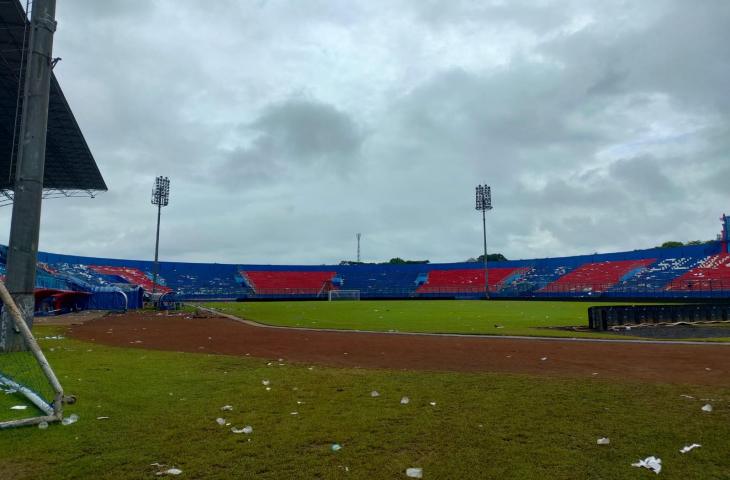 Kondisi terkini Stadion Kanjuruhan, Kabupaten Malang, usai tragedi berdarah yang menewaskan ratusan suporter. (www.mxkc.sbs/Arif Budi S)