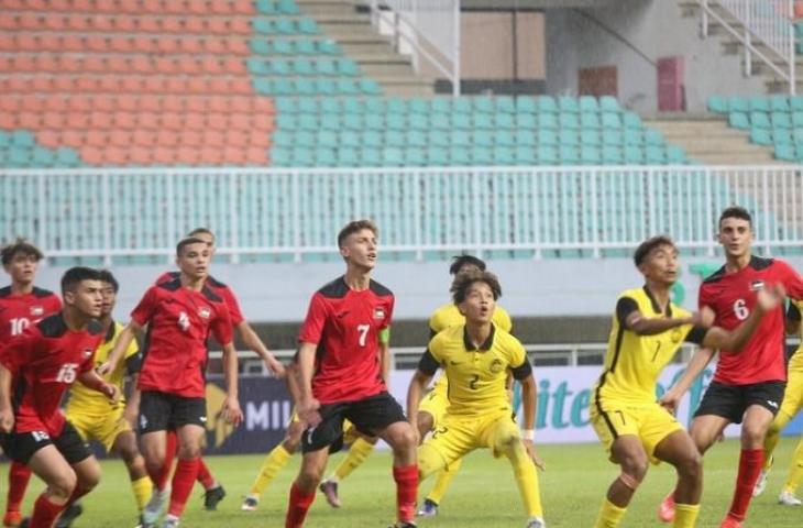 Potret aksi pemain Timnas Malaysia U-16 saat kalahkan Palestina 4-0 di Kualifikasi Piala Asia U-17 2023. (Dok. FAM Malaysia)