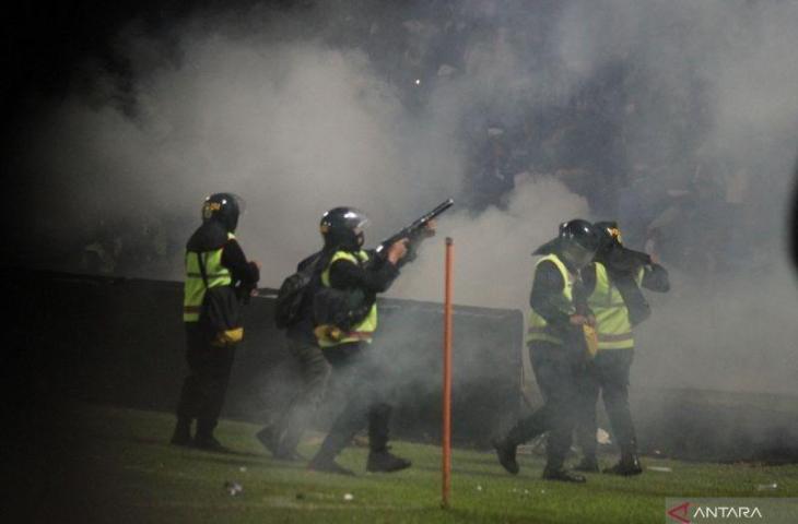 Aparat keamanan menembakkan gas air mata untuk menghalau suporter yang masuk ke lapangan usai pertandingan BRI Liga 1 antara Arema melawan Persebaya di Stadion Kanjuruhan, Malang, Jawa Timur, Sabtu malam (1/10/2022). (Dok ANTARA)