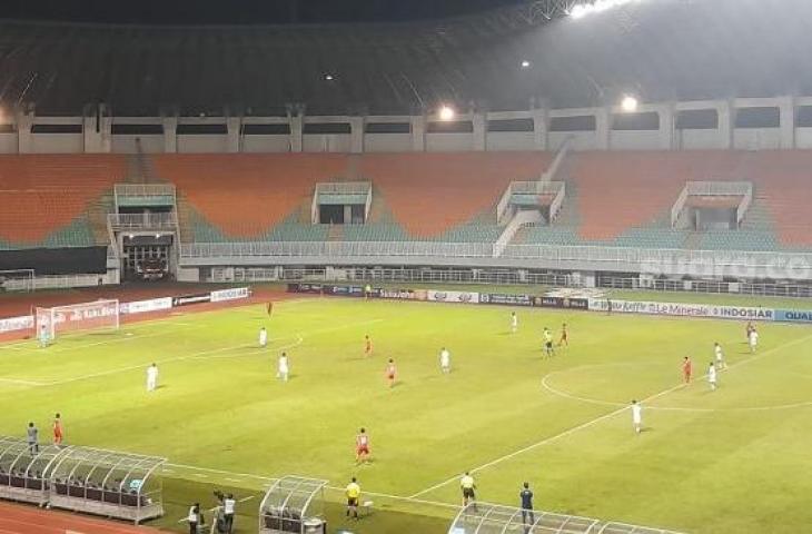 Pertandingan Timnas Indonesia U-16 vs Uni Emirat Arab di Stadion Pakansari, Bogor, Rabu (5/10/2022) malam. (Suara.com/Adie Prasetyo Nugraha)