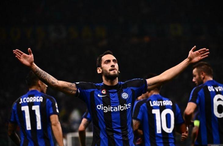 Gelandang Inter Milan Hakan Calhanoglu melakukan selebrasi usai mencetak gol ke gawang Barcelona dalam pertandingan Liga Champions pada 5 Oktober 2022. ANTARA/AFP/MARCO BERTORELLO