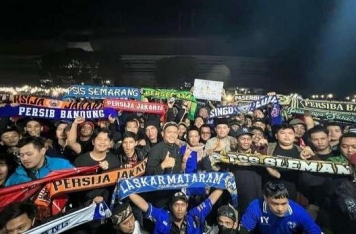 Solidaritas antar suporter gelar aksi damai dan doa bersama untuk korban tragedi Kanjuruhan di Stadion Mandala Krida, Yogyakarta, Selasa (4/10/2022). (Twitter/LambeBocor2)