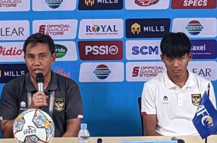 Pelatih Timnas Indonesia U-16 Bima Sakti (kiri) dan penyerang skuadnya Arkhan Kaka (kanan) memberikan pernyataan kepada media usai laga Grup B Kualifikasi Piala Asia U-17 2023 melawan Uni Emirat Arab, yang mereka menangkan dengan skor 3-2, di Stadion Pakansari, Cibinong, Bogor, Rabu (5/10/2022). (ANTARA/Michael Siahaan)