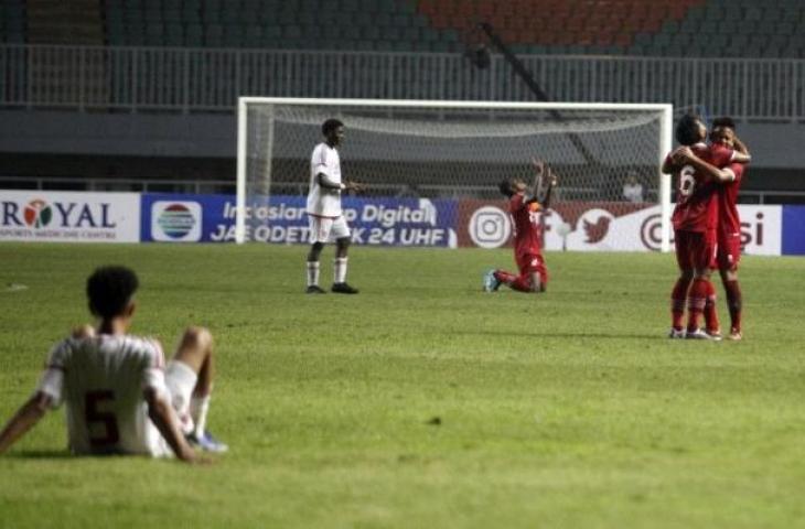 Pemain Timnas Indonesia U-16 melakukan selebrasi kemenangan setelah mengalahkan UEA  dalam laga kualifikasi Grup B Piala Asia U-17 2023 di Stadion Pakansari, Kabupaten Bogor, Jawa Barat, Rabu (5/10/2022). Indonesia menang dengan skor 3-2. ANTARA FOTO/Yulius Satria Wijaya/aww.