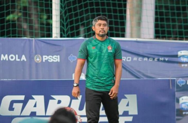 Mantan penyerang Timnas Indonesia, Purwanto Suwondo bersama putranya Arkhan Kaka. (Instagram/purwanto_suwondo150577)