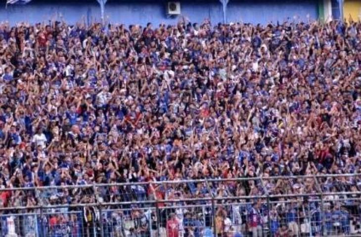 Aremania memenuhi Stadion Kanjuruhan, Malang. [Arema FC]