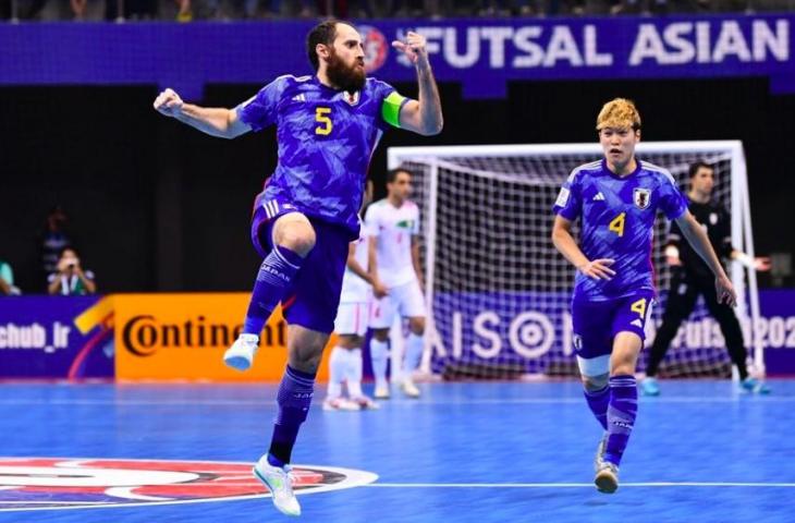 Aksi Arthur Oliveira saat Timnas Futsal Jepang kalahkan Iran 3-2 di final Piala Asia Futsal 2022. (Dok. AFC)