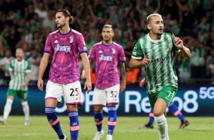 Selebrasi Omer Atzili usai mencetak gol saat Maccabi Haifa kalahkan Juventus 2-0 dalam pertandingan Liga Champions pada 12 Oktober 2022. (RONALDO SCHEMIDT / AFP)