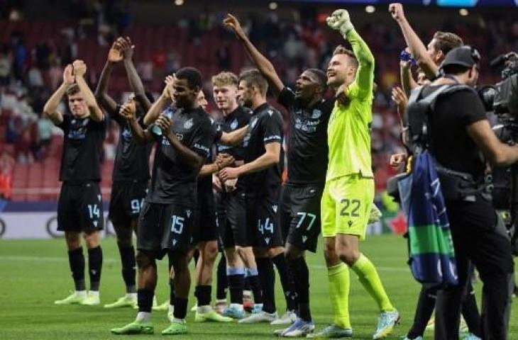 Selebrasi pemain Club Brugge usai lolos ke babak 16 besar Liga Champions 2022/2023. (AFP)