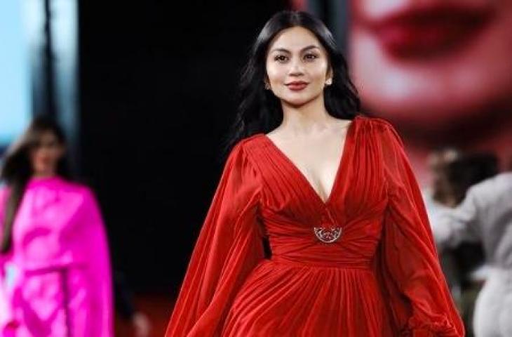 6 Potret Ariel Tatum Tampil di Paris Fashion Week, Cantiknya Kebangetan!