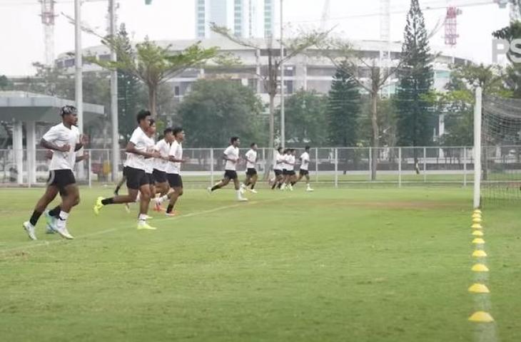 Pemain Timnas Indonesia U-19 melakoni latihan di Lapangan ABC Senayan, Jakarta. (YouTube/PSSI)